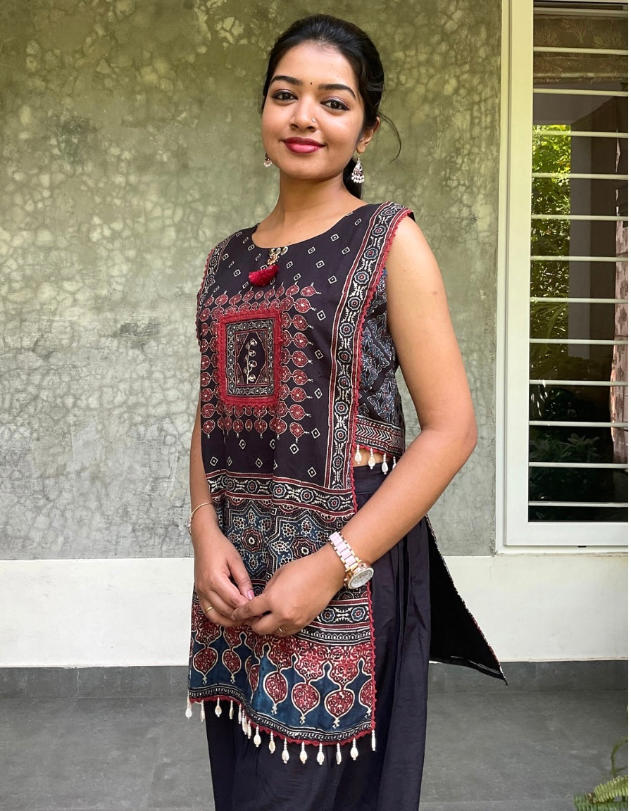 Ethnic Printed Roman Silk Designer Kurta Set with Side Detailing- Black